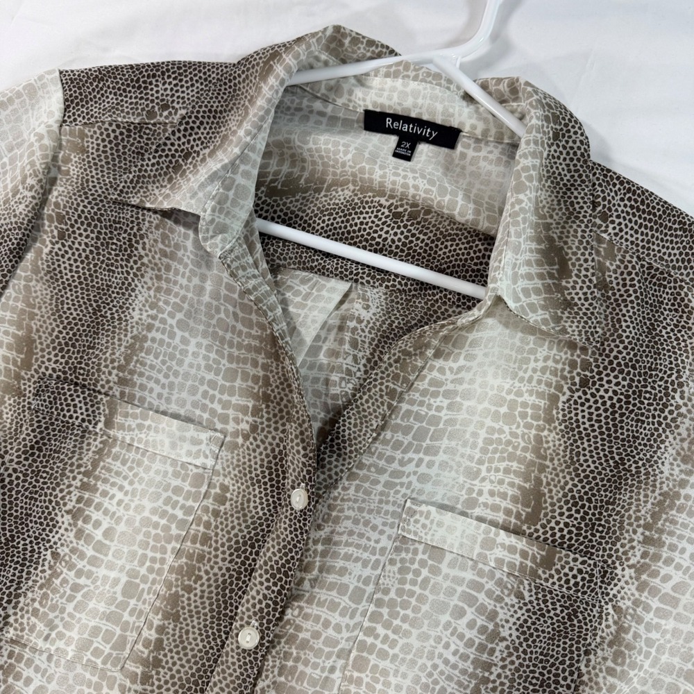 Relativity Womens 2X Snakeskin Print Button Down Blouse Tan Brown Roll TabSleeve - Picture 1 of 9